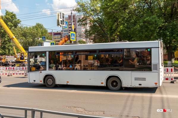 Автобусы объезжают участок, где ремонтируют трубу Автобусы объезжают участок, где ремонтируют трубу