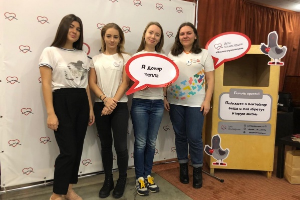 На месте акции работают волонтёры — они принимают вещи и рассказывают о помощи бездомным На месте акции работают волонтёры — они принимают вещи и рассказывают о помощи бездомным