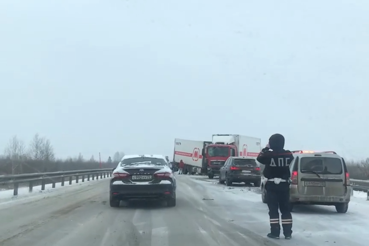 Чп тобольск за сутки. ДТП на Тюменской трассе. Авария на Тюменской трассе. За рулем на трассе. Авария на трассе Тюмень.