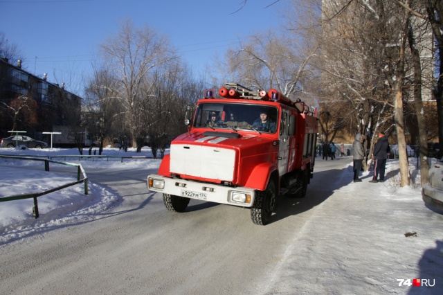 На месте работает много спецтехники На месте работает много спецтехники