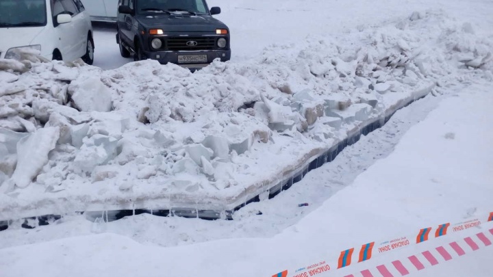 «Идти пешком 4 километра»: рыбаки взбунтовались против запрета выезжать на лед водохранилица