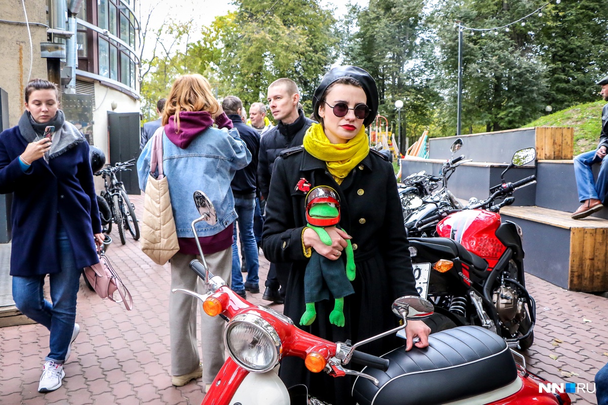 Винтажные мотоциклы и галстуки: в Нижнем Новгороде прошёл благотворительный заезд джентльменов