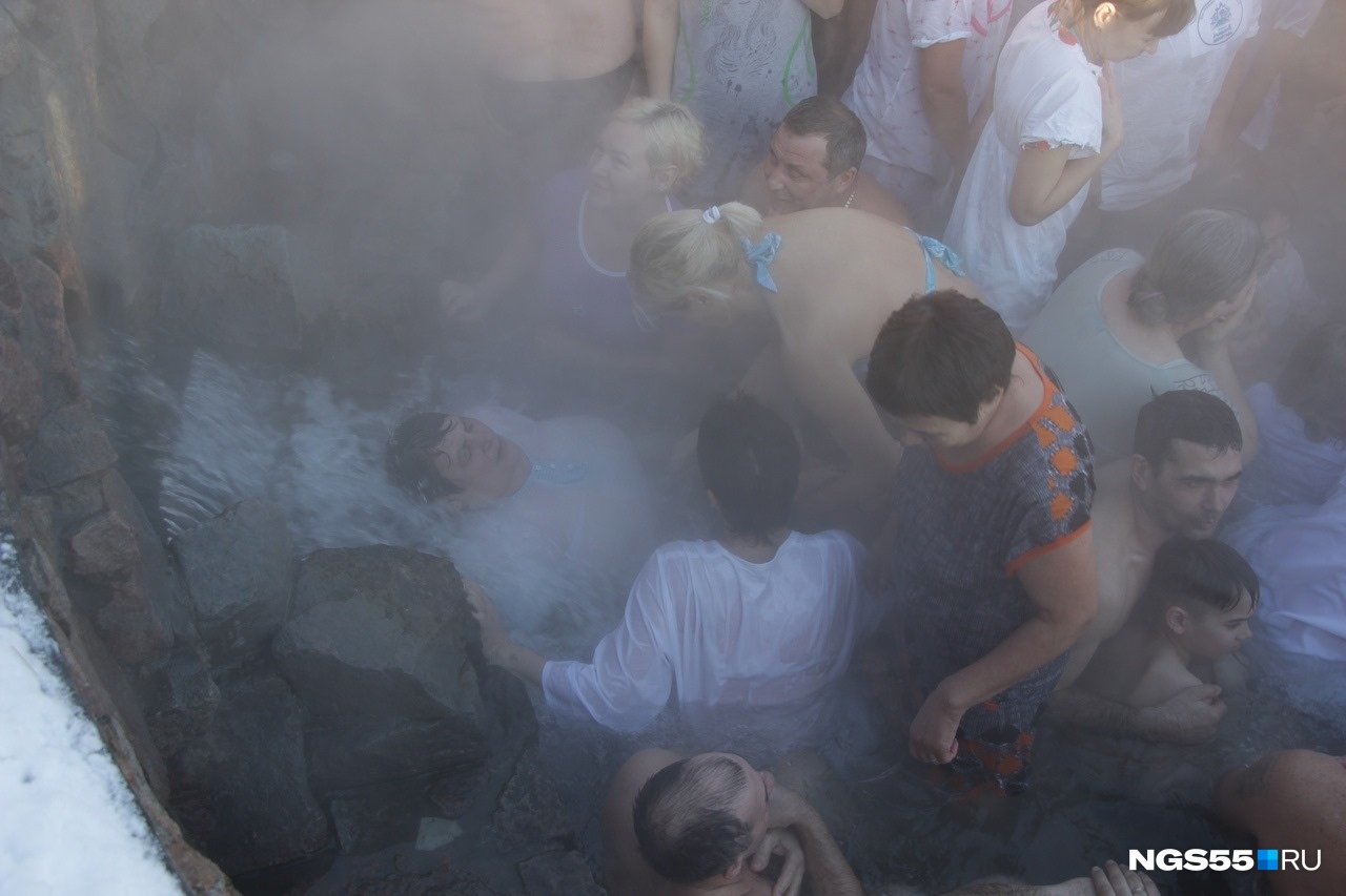 В омских купелях было так людно, что от воды шел пар В омских купелях было так людно, что от воды шел пар