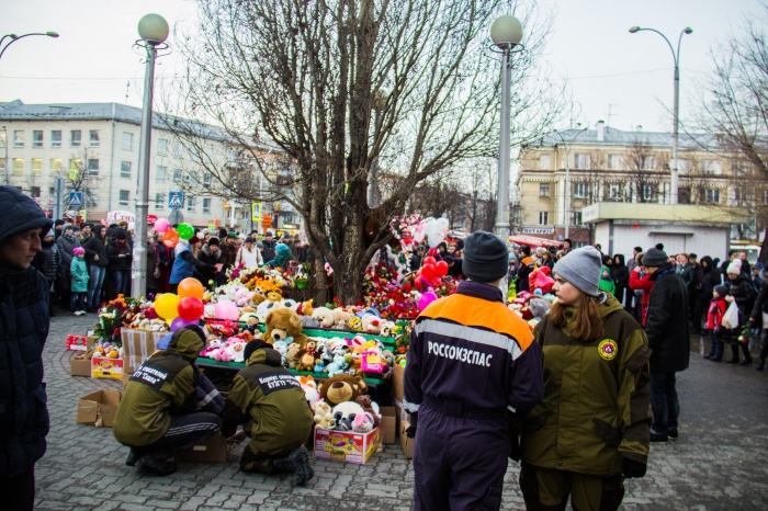 Мемориал у торгового центра «Зимняя вишня» Мемориал у торгового центра «Зимняя вишня»