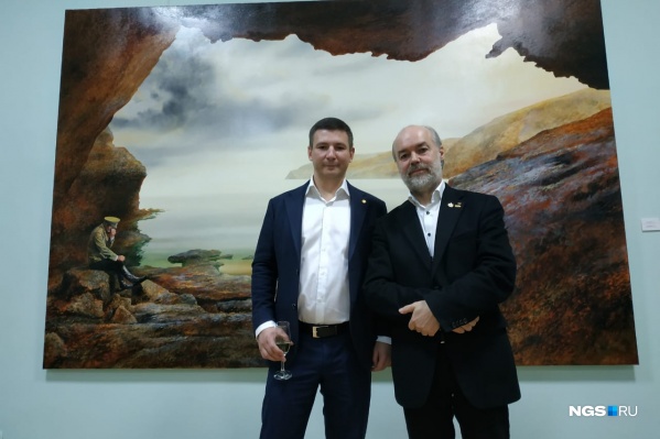 Художник-сюрреалист Женя Шеф (справа) и коллекционер Григорий Гапонов на фоне главной картины выставки «Государь» Художник-сюрреалист Женя Шеф (справа) и коллекционер Григорий Гапонов на фоне главной картины выставки «Государь»