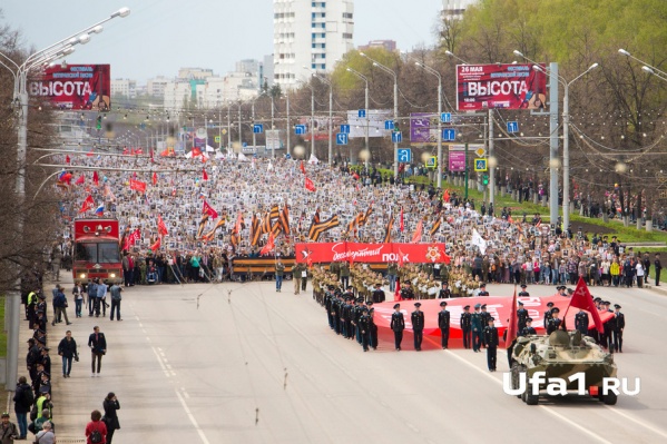 Огромная толпа прошла по проспекту Октября Огромная толпа прошла по проспекту Октября