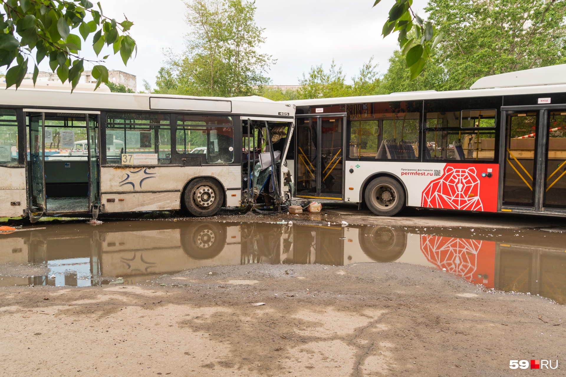 Автобусы пермь 16 на сегодня. Пермские автобусы. Автобус Пермский период. Старые автобусы Перми Закамск. Автобусы Пермский период автобусы.
