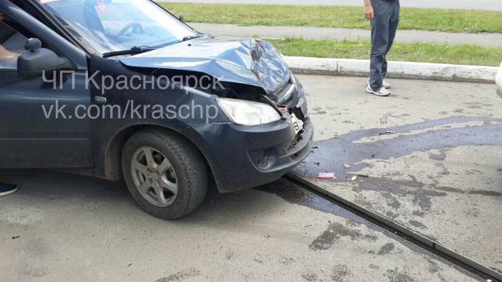 В аварии трех авто у заправки на Гусарова пострадали два человека