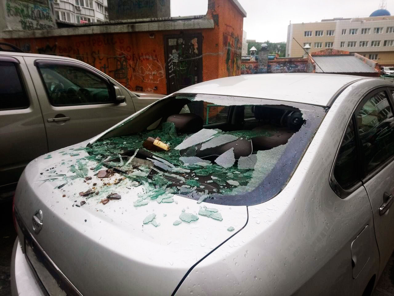 Разбил машину другу. Разбитые стекла в машине. Стекло автомобиляращбитое. Машина с разбитым стеклом. Разбили стекло в машине.