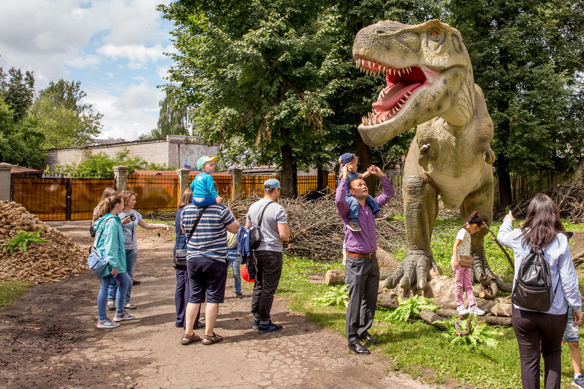 Юрский период в Ярославле: прогуливаемся по новому парку динозавров