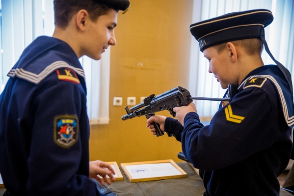 Боевые трофеи привезли в Новосибирск накануне из Екатеринбурга — первыми посетителями выставки стали и кадеты-подростки Боевые трофеи привезли в Новосибирск накануне из Екатеринбурга — первыми посетителями выставки стали и кадеты-подростки