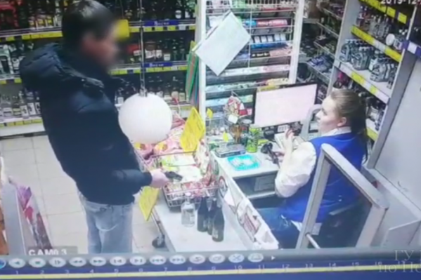 Мужчина угрожал кассиру сигнальным пистолетом, а потом начал из него стрелять Мужчина угрожал кассиру сигнальным пистолетом, а потом начал из него стрелять
