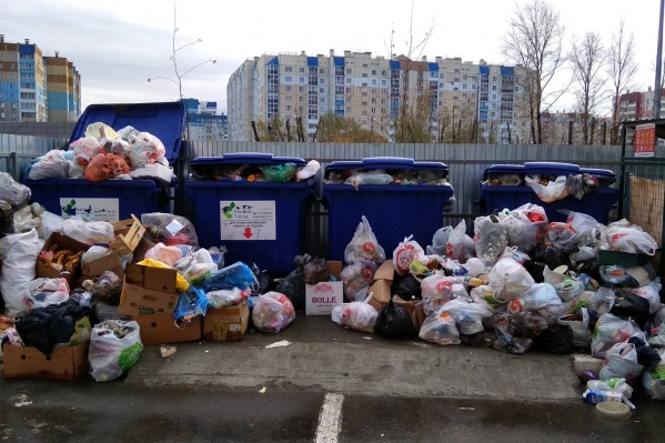 На этой неделе переполненные контейнерные площадки можно наблюдать в разных районах Челябинска На этой неделе переполненные контейнерные площадки можно наблюдать в разных районах Челябинска