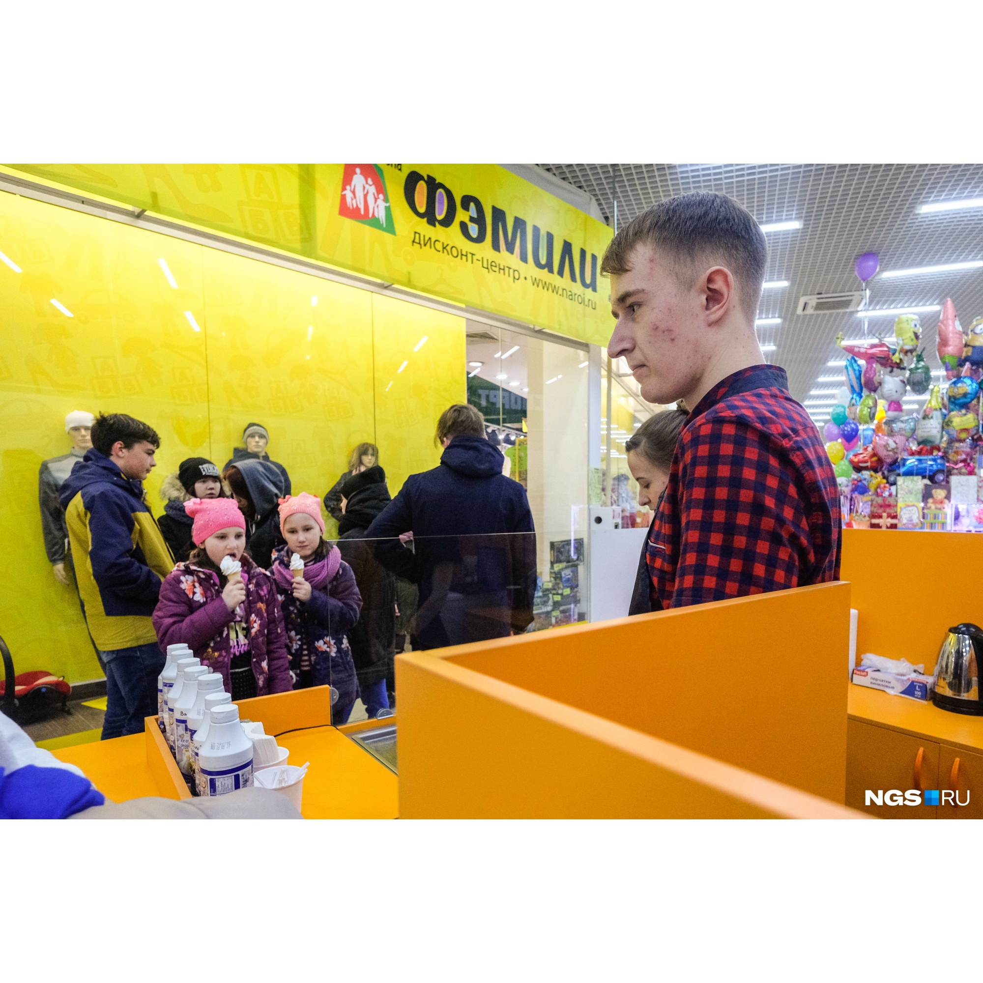 Дизайн островка придумывала Алина: выбрала оранжевый цвет, чтобы он привлекал внимание детей Дизайн островка придумывала Алина: выбрала оранжевый цвет, чтобы он привлекал внимание детей