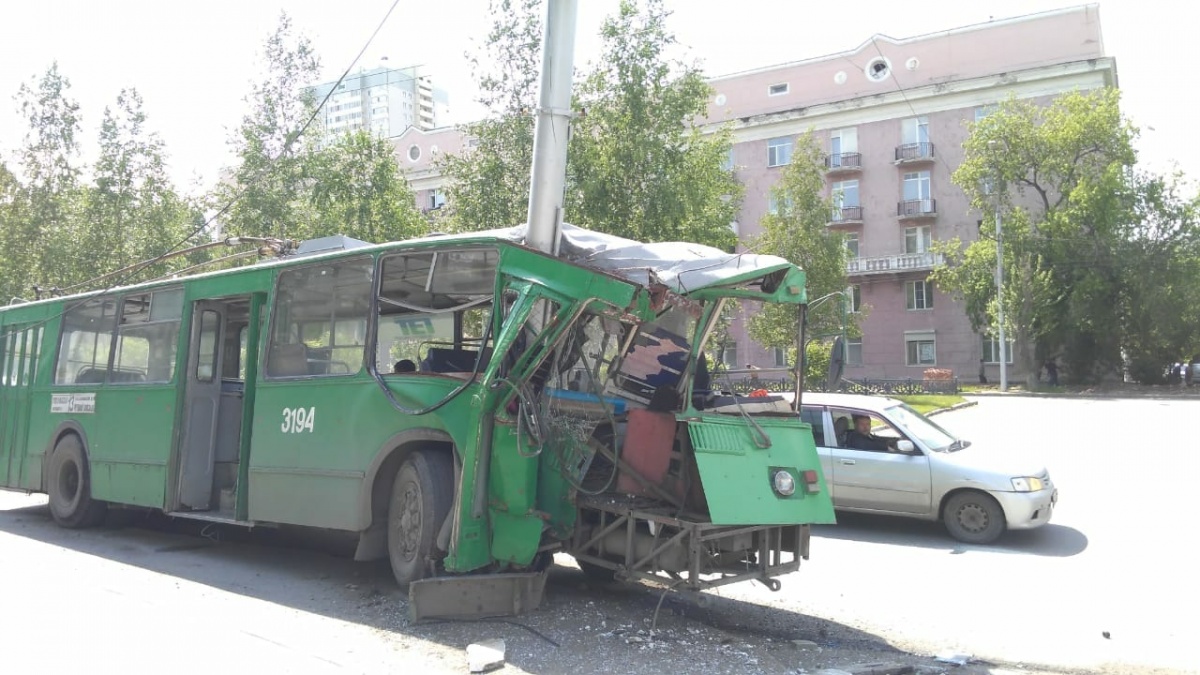Авария произошла на Красном проспекте, недалеко от поворота на улицу Северная Авария произошла на Красном проспекте, недалеко от поворота на улицу Северная