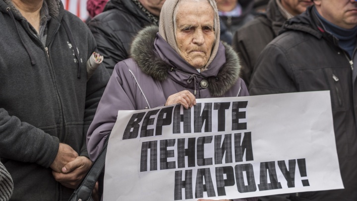 «Нам говорят о макарошках и алкашах»: смотрим лучшие фотографии с митинга в центре Волгограда