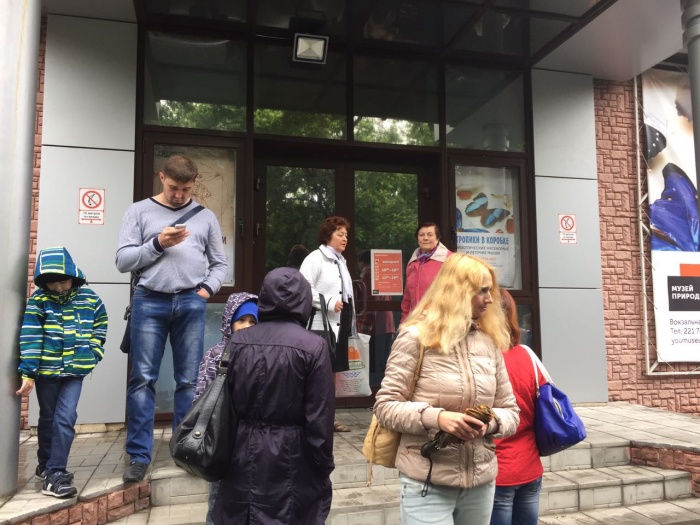 Новосибирцы, собравшиеся днем у музея природы, так в него и не попали Новосибирцы, собравшиеся днем у музея природы, так в него и не попали