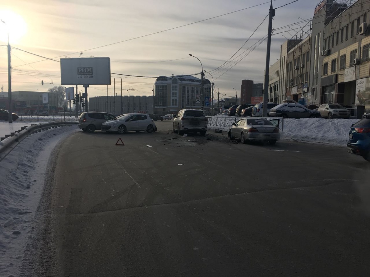 Видео: массовое ДТП собрало пробку на перекрёстке Фрунзе и Ипподромской |  15.12.2017 | Новосибирск - БезФормата