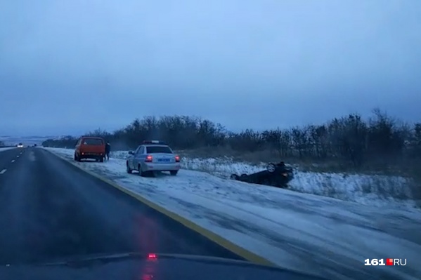 Автомобиль вылетел с обледенелой трассы в кювет Автомобиль вылетел с обледенелой трассы в кювет
