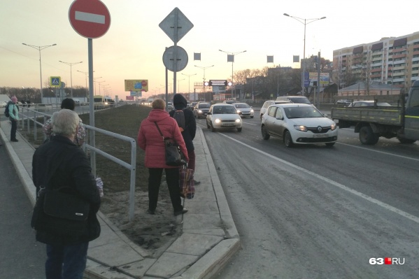 Теперь ждать автобус приходится вот так<br> Теперь ждать автобус приходится вот так<br>