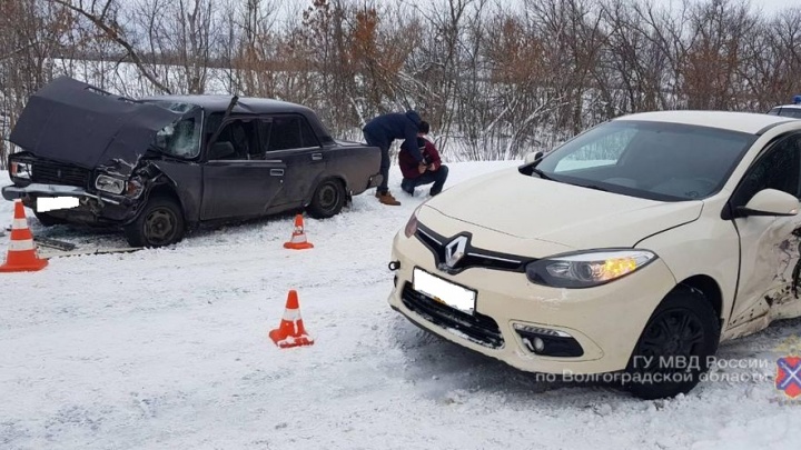 Пятеро в больнице: на трассе под Волгоградом Renault столкнулся с «семеркой»