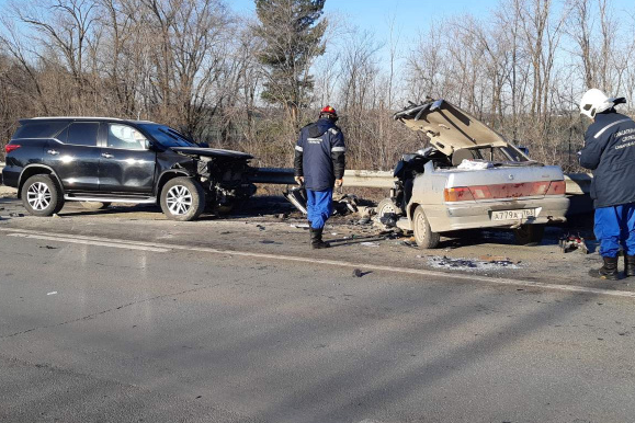 Спасателям пришлось вызволять водителя ВАЗа с помощью спецсредств Спасателям пришлось вызволять водителя ВАЗа с помощью спецсредств