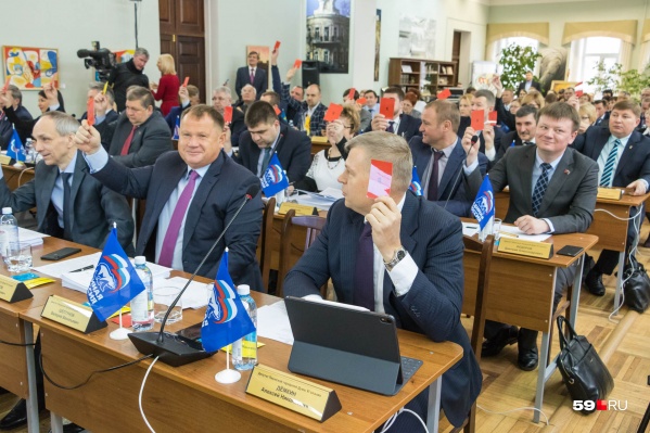 Депутаты сидят по двое за партой Депутаты сидят по двое за партой