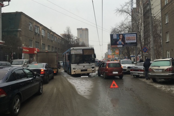Автобус и иномарка столкнулись напротив НИИТО Автобус и иномарка столкнулись напротив НИИТО