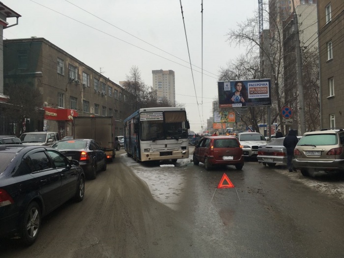 Автобус и иномарка столкнулись напротив НИИТО Автобус и иномарка столкнулись напротив НИИТО