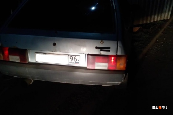 Водитель Lada сбежал сразу же после того, как врезался в забор Водитель Lada сбежал сразу же после того, как врезался в забор