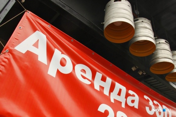 В этом году над подвалом на Ленина, 12 успели повисеть уже три вывески. А теперь висит объявление об аренде В этом году над подвалом на Ленина, 12 успели повисеть уже три вывески. А теперь висит объявление об аренде