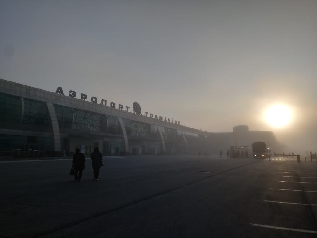 Утром на аэропорт Толмачёво опустился туман — видимость снизилась до 50 метров и несколько рейсов отправили на запасные аэродромы Утром на аэропорт Толмачёво опустился туман — видимость снизилась до 50 метров и несколько рейсов отправили на запасные аэродромы