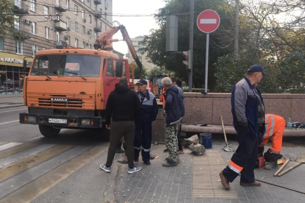 В воскресенье гранитные плиты начали возвращать на место В воскресенье гранитные плиты начали возвращать на место