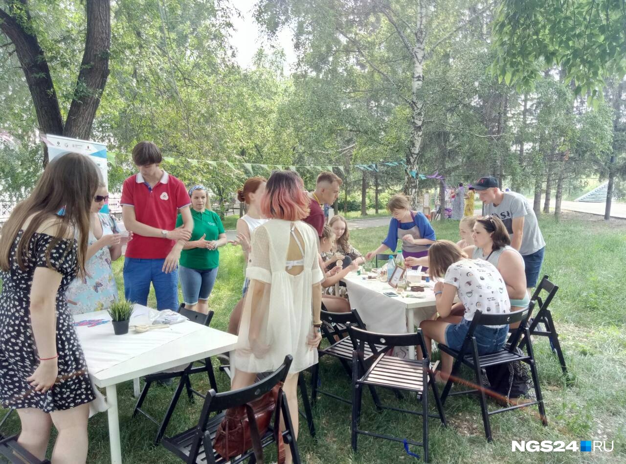 Те, кто не любит активные занятия на солнце, могут спрятаться в тенёк от деревьев и поучаствовать в мастер-классах. Те, кто не любит активные занятия на солнце, могут спрятаться в тенёк от деревьев и поучаствовать в мастер-классах. 