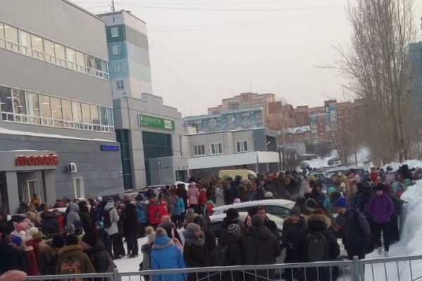 Волна эвакуация захлестнула Новосибирск 28 января — были эвакуированы десятки школ, больницы и бизнес-центры Волна эвакуация захлестнула Новосибирск 28 января — были эвакуированы десятки школ, больницы и бизнес-центры