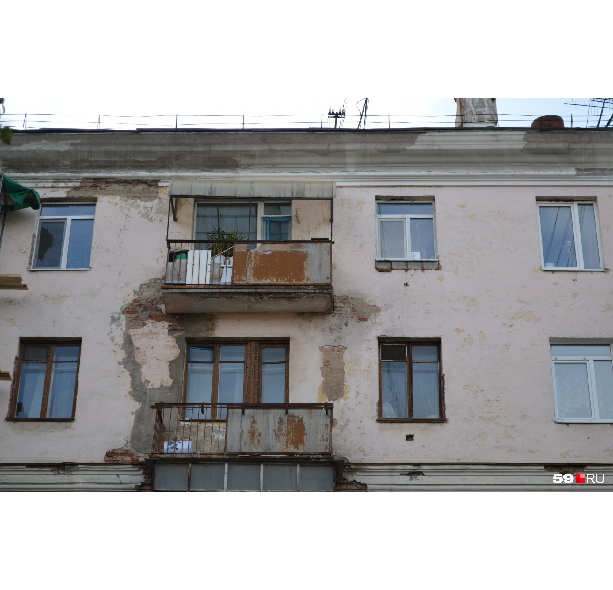 На Комсомольском проспекте начали укреплять стены дома с трещинами