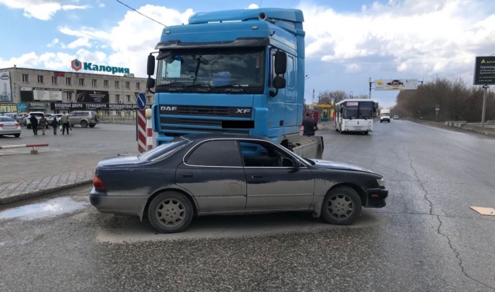 По информации аварийных комиссаров, водитель грузовика попросту не заметил легковушку По информации аварийных комиссаров, водитель грузовика попросту не заметил легковушку
