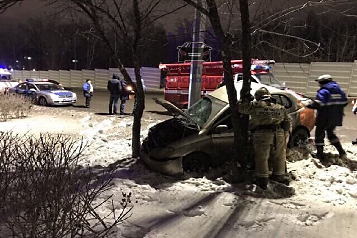 От удара попутной машины «Тойоту» отбросило на столб у Николаевского кладбища