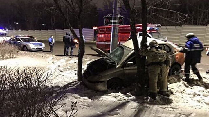 От удара попутной машины «Тойоту» отбросило на столб у Николаевского кладбища