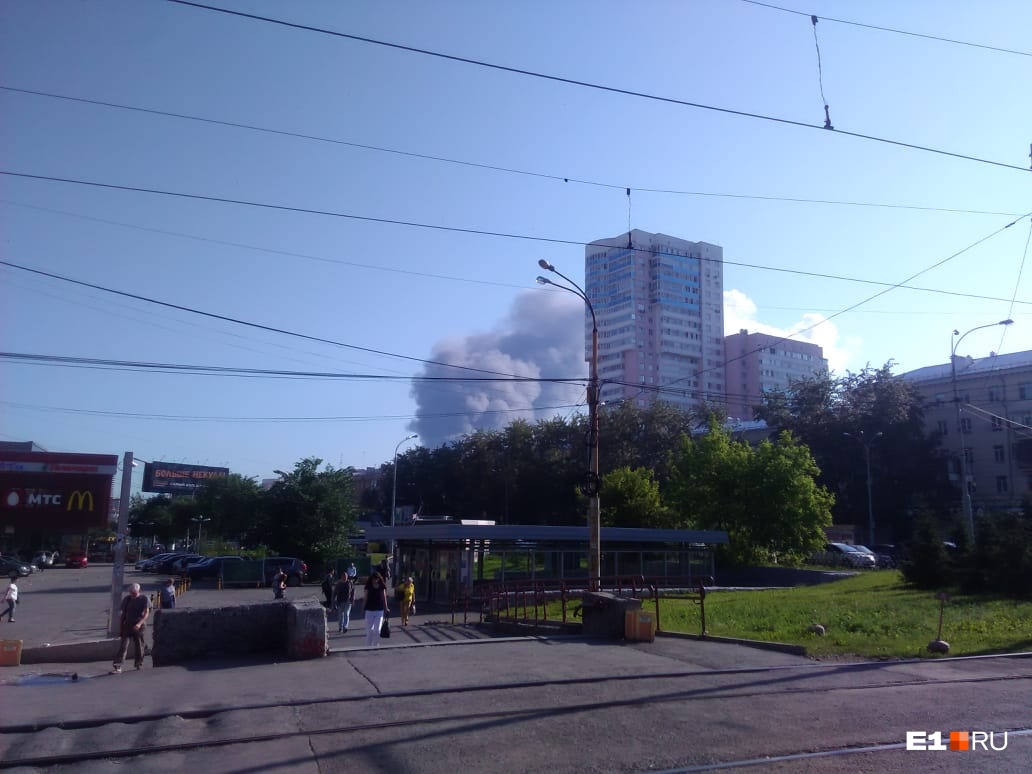 На Эльмаше обуздали пожар на складе, где хранятся масла