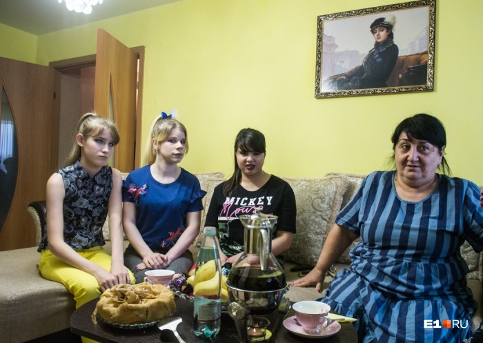 У Русико Моисеевны сейчас под опекой три девочки У Русико Моисеевны сейчас под опекой три девочки