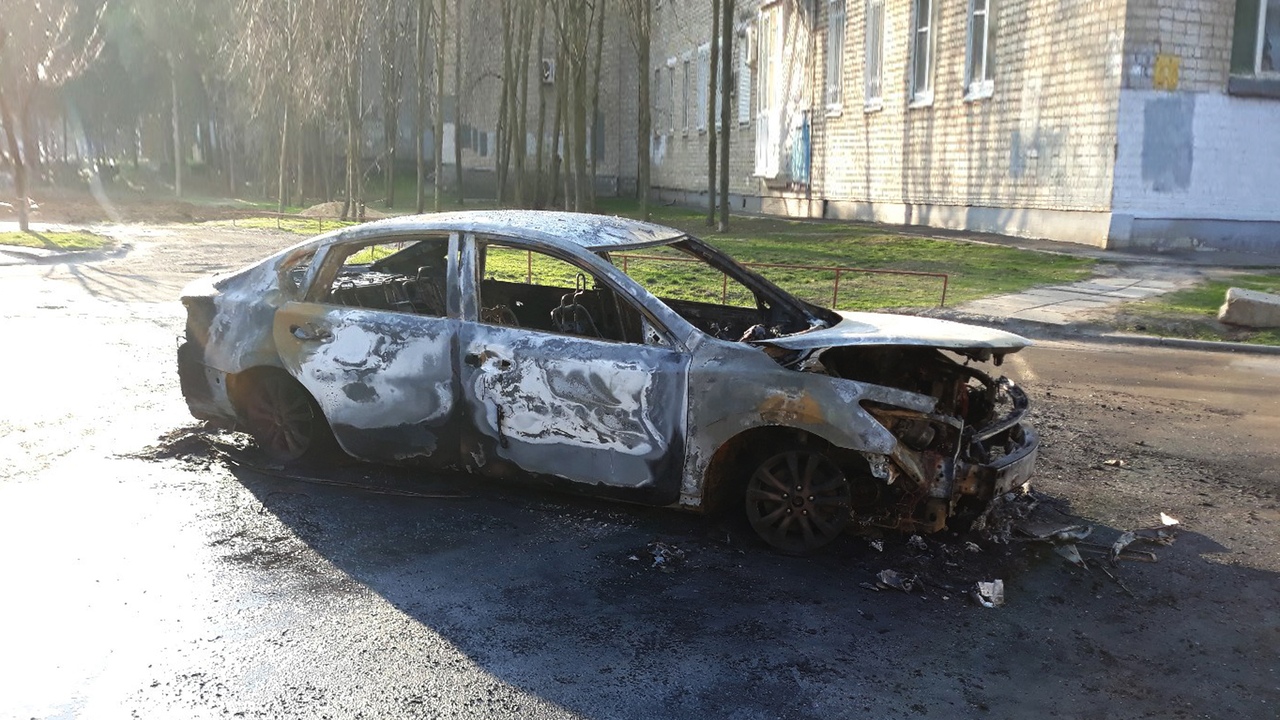 «Инфинити» и грузовик: в Ростовской области за ночь сгорели два автомобиля