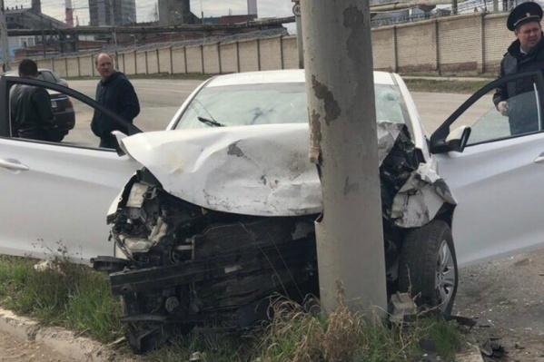 После удара автомобиль въехал в столб После удара автомобиль въехал в столб