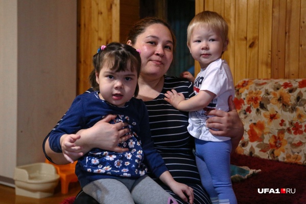 Алия Галиуллина уже знает, какая судьба ждет ее малышей без лечения Алия Галиуллина уже знает, какая судьба ждет ее малышей без лечения