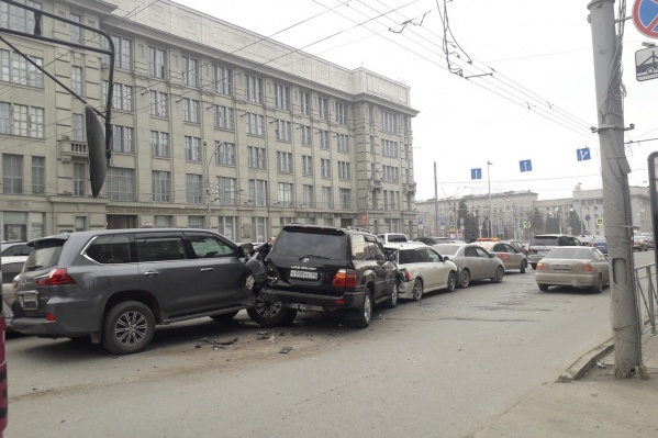 Автомобили встали недалеко от светофора на площади Ленина Автомобили встали недалеко от светофора на площади Ленина