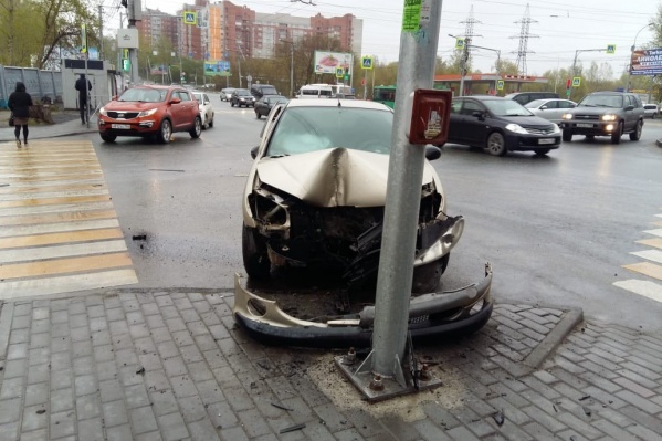 В результате столкновения «Пежо» отлетел и врезался в столб В результате столкновения «Пежо» отлетел и врезался в столб