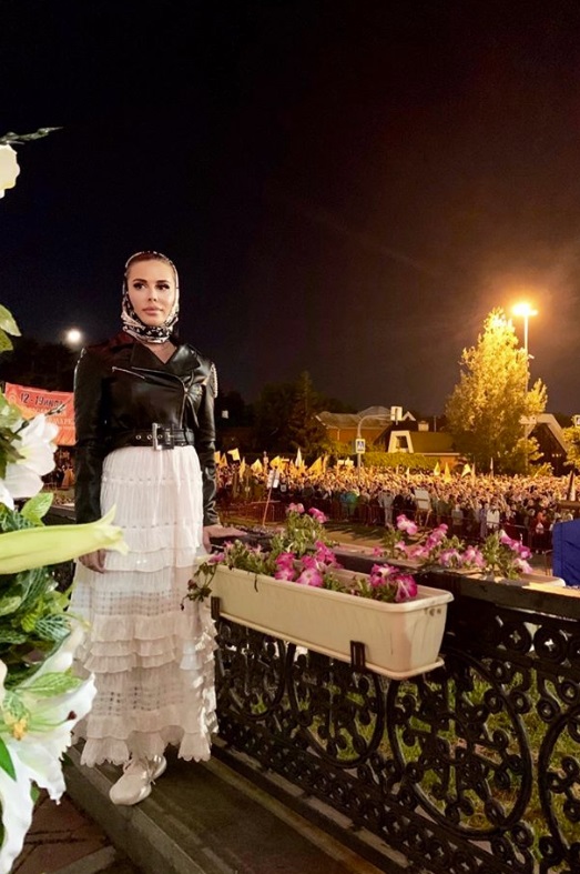 Уже не в первый раз с крестным ходом прошла актриса Юлия Михалкова Уже не в первый раз с крестным ходом прошла актриса Юлия Михалкова