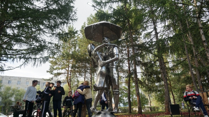 В Омске заработал новый фонтан в виде влюблённой пары