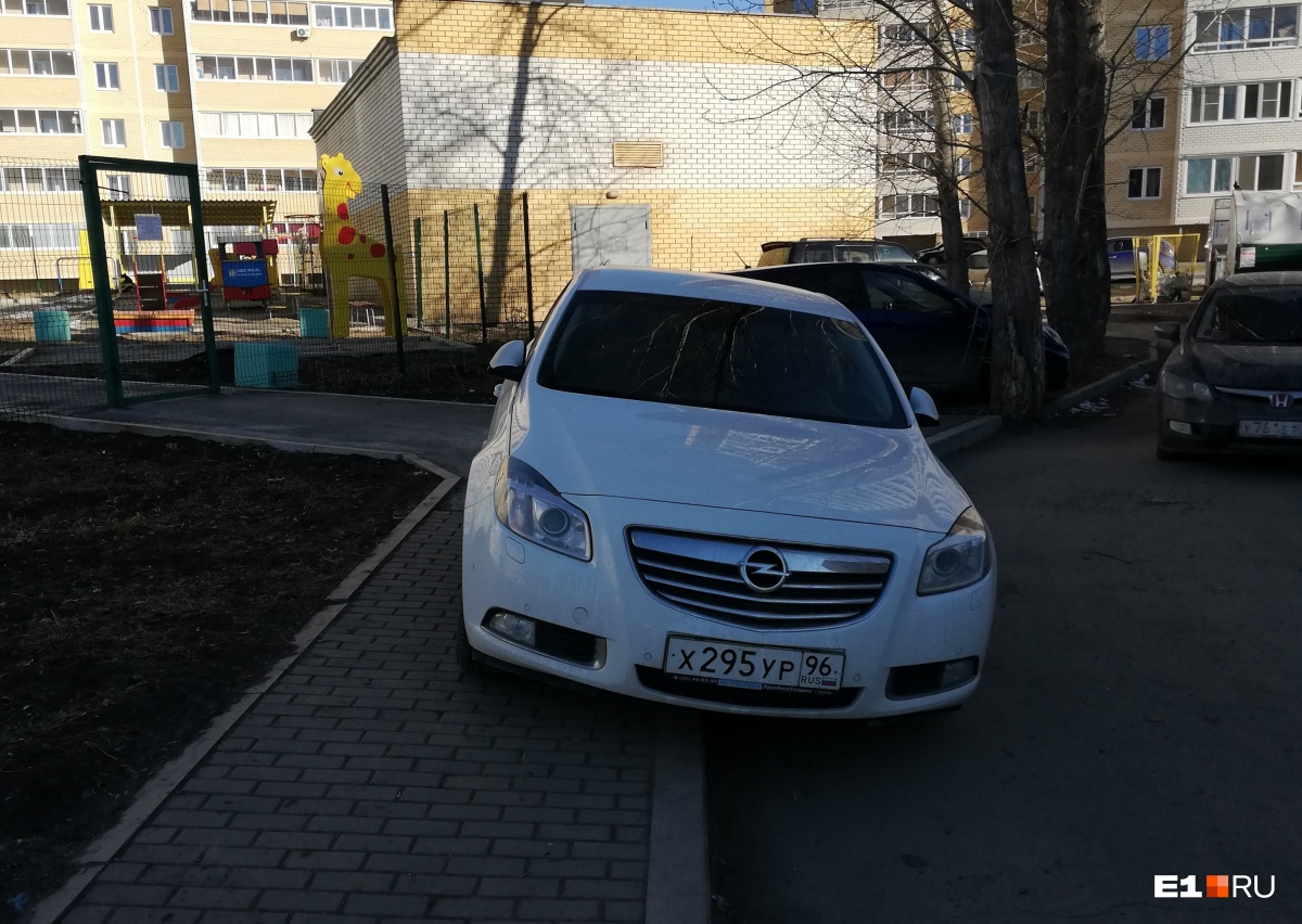 «Я паркуюсь как...»: кто наводит свои порядки на дорогах и становится автохамом