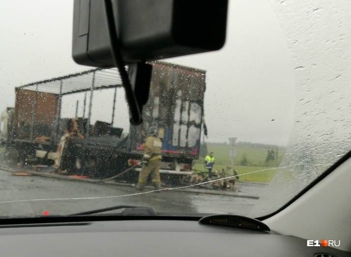 пробка у ревды. пробка у ревды сейчас. пробка у ревды. пробки у ревды сейчас. авария под ревдой сегодня у хомутовки.